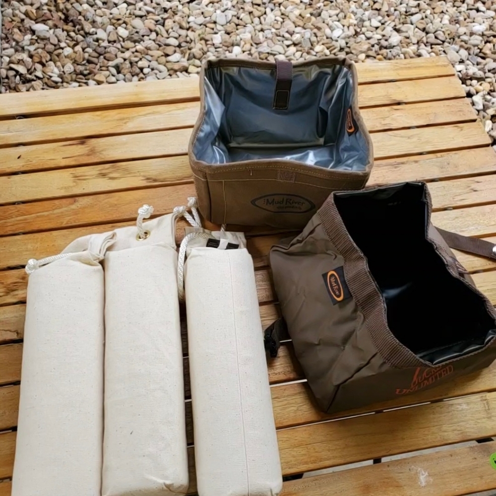 Ducks Unlimited Mud River Bumper Training Dummy for Dogs w/Food and Water Bowl